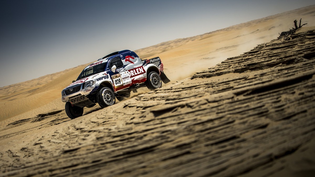 Samochodowa załoga Orlen Team – Marek Dąbrowski i Jacek Czachor – zajęła dziewiąte miejsce na pierwszym etapie Abu Dhabi Desert Challenge. Adam Małysz i Rafał Marton linię mety przekroczyli z trzynastym czasem, podobnie, jak Kuba Piątek, który ukończył dzisiejszy etap na trzynastej pozycji wśród motocyklistów.