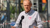 Donald Tusk zaliczył zabawną wpadkę. Nagranie z samolotu robi furorę 