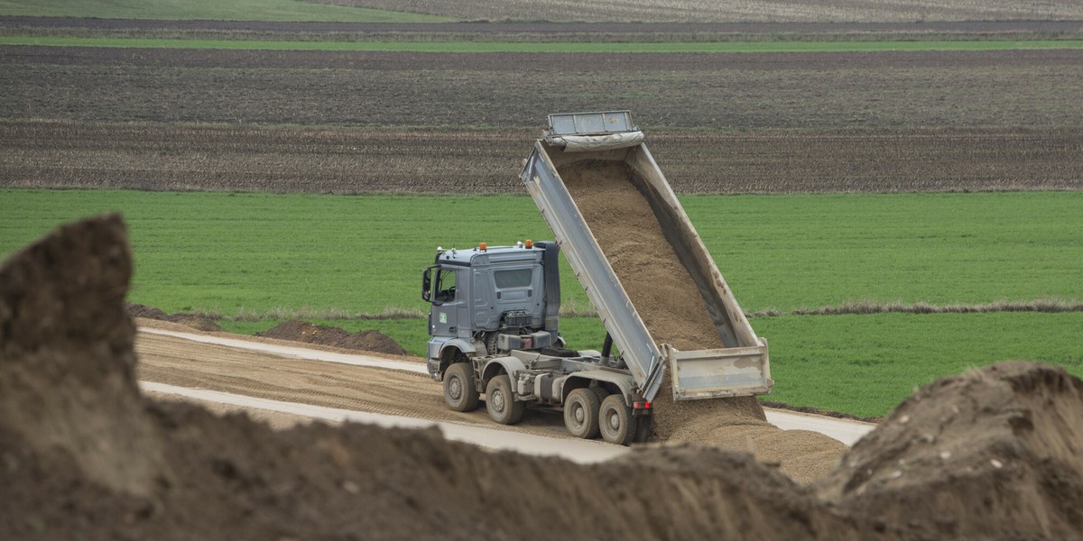 Wiele firm woli zerwać przetarg niż wykonywać go za umówioną cenę. Wobec rosnących kosztów skończyłoby się to dla nich znacznie większymi stratami.