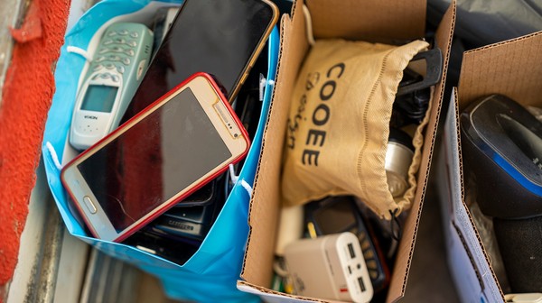 Elektrośmieci zawierają wiele metali, które nadają się do odzysku, a niektóre z nich, jak np. rtęć, kadm, ołów są rakotwórcze, niszczą nerki, mózg i są bardzo groźne, gdy dostaną się do gleby lub wody. 