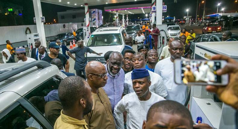 Osinbajo interacting with people at an Oando filling station in Lagos during the petrol crisis of 2017 (Presidency)