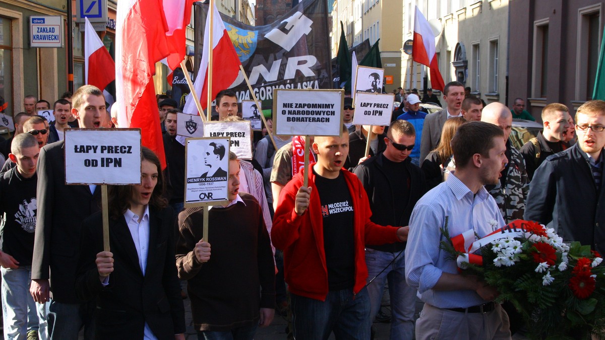 Członkowie i sympatycy Obozu Narodowo Radykalnego (ONR) demonstrowali w sobotę w Opolu. Kilkadziesiąt metrów dalej kontrmanifestację zorganizowało stowarzyszenie "Opole bez uprzedzeń". Policja rozdzielała obie demonstracje, które przebiegły spokojnie.