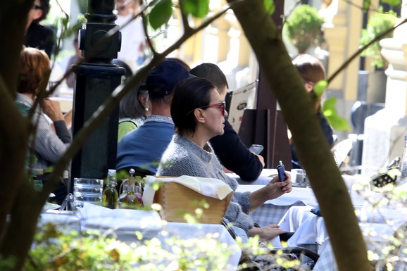 NIKO NIJE DOŠAO NA NASTUP PEVAČICE Gazda odbio da joj isplati honorar, ostala bez dinara: "Bili smo samo konobar i ja"