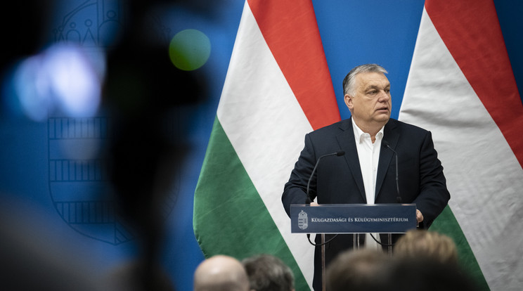 A Miniszterelnöki Sajtóiroda által közreadott képen Orbán Viktor miniszterelnök Magyarország nagyköveteinek tart előadást a következő időszakban előttük álló feladatokról a Külgazdasági és Külügyminisztérium misszióvezetői értekezletén 2022. március 1-jén / Fotó: MTI/Miniszterelnöki Sajtóiroda/Benko Vivien Cher