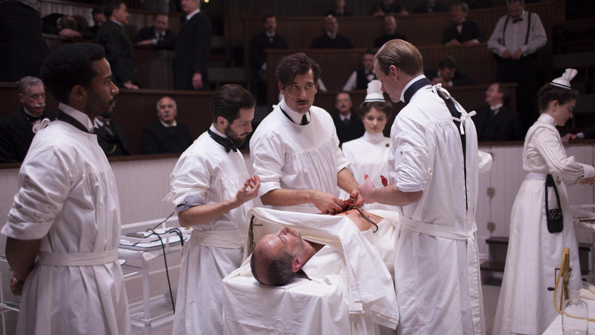 Serial "The Knick" zakończył się na drugim sezonie. Reżyser Steven Soderbergh zdradził, jak według jego planów miałby wyglądać 3. sezon popularnej produkcji o lekarzach z początków XX wieku.