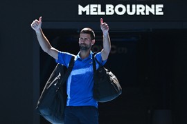 AU, KAKVA RAZLIKA PA NEKA PUKNU DUŠMANI! Kada Nole igra u finalu, okupi se KREM DE LA KREM poznatih, a evo ko je pratio finale Australijan opena - bez Srbina na terenu: Velike face, ali malo ih je