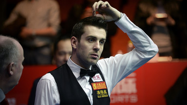 Snookerowe MŚ: obrońca tytułu blisko sensacyjnej porażki, kłopoty Maguire'a