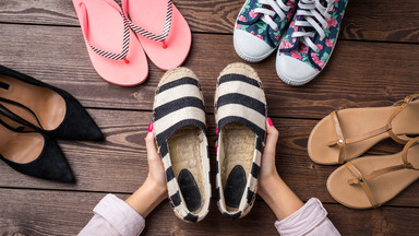 Śliskie stopy, odciski, otarcia - jak sobie radzić z letnimi butami?