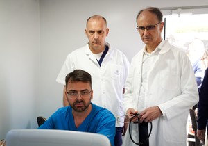Premijer Srbije Đuro Macut i ministar zdravlja Zlatibor Lončar obišli su danas mobilnu ambulantu u Velikom selu u Beogradu