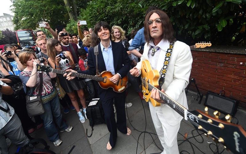 Obsada musicalu 'Let it Be' jak legendarni Beatlesi na pasach przy Abbey Road