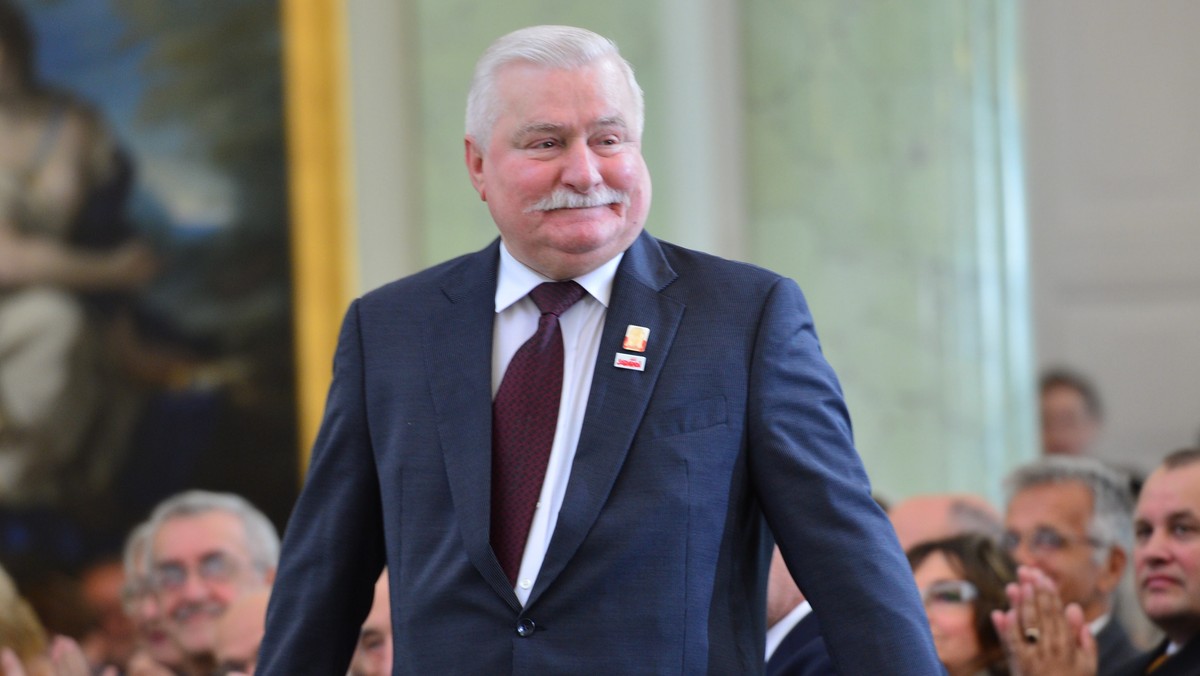 Lech Wałęsa przedstawił na antenie RMF FM dość niecodzienny pomysł, który mógłby być prawdziwą rewolucją w polskiej polityce. Zdaniem byłego prezydenta politycy powinni mieć specjalne chipy, które będą rejestrować ich myśli czy słowa. - Czekam takich czasów kiedy każdy, kto chce być politykiem będzie musiał mieć wstawiony chip - żeby każdy wyraz był znany, z kim śpi, co robi, ile pieniędzy ma. Żebyśmy wszystko mogli wiedzieć. Chcesz być politykiem, musisz się na chipa zgodzić. Inaczej nas będą oszukiwać - przyznał gość "Kontrwywiadu RMF FM".