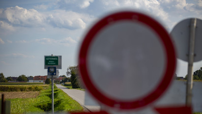 A határt megkerülve, a vízelvezető árkon keresztül akart bejutni  román utasaival egy autó Szlovéniába