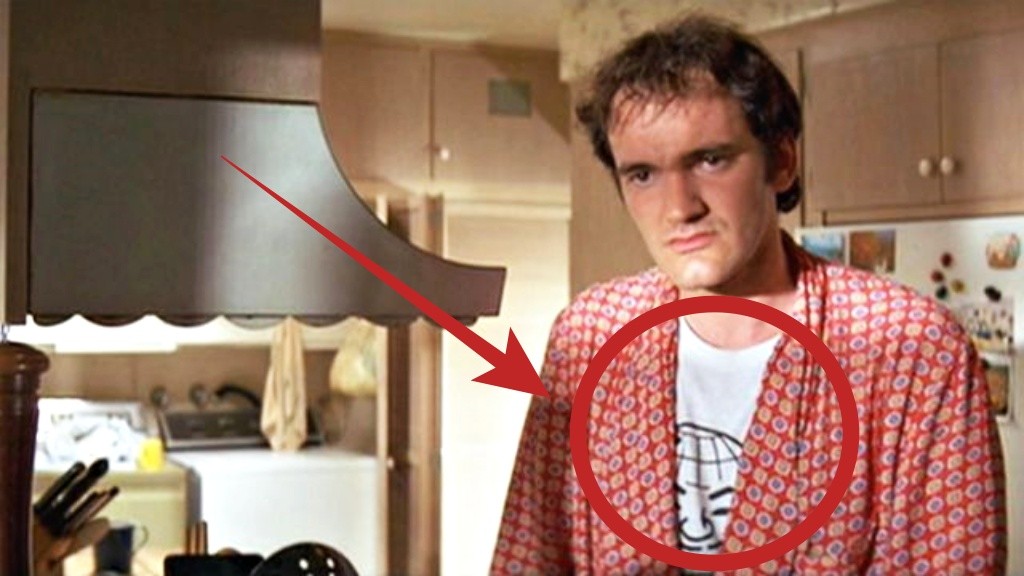 Detail na tričku Tarantina vo filme "Pulp Fiction" má špeciálny význam.