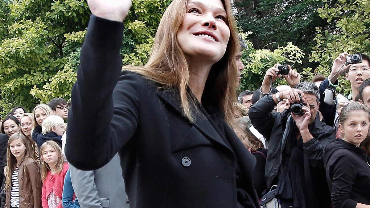 Pani prezydentowa Francji Carla Bruni jest już zmęczona ciążą i niecierpliwie czeka na rozwiązanie, chociaż termin porodu przewidziano na koniec października - pisze francuski dziennik "Le Parisien".