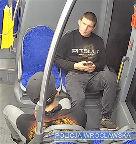 Brutalny napad we Wrocławiu. Tych mężczyzn szuka policja