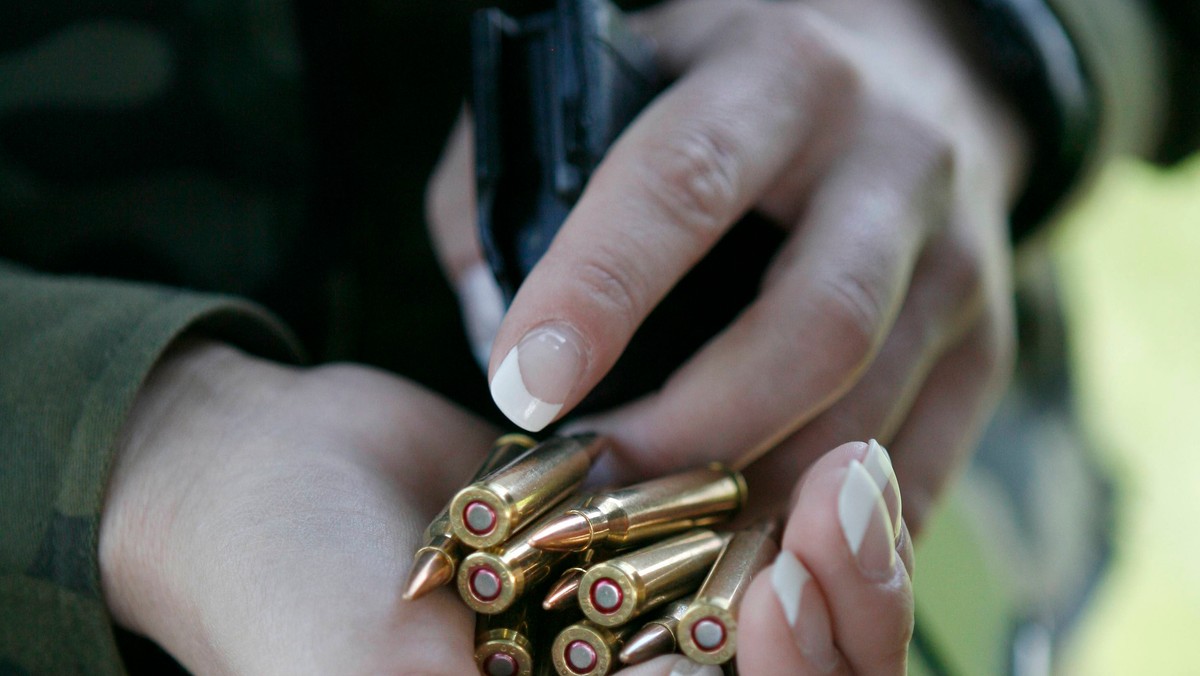 Pociski artyleryjskie, granaty, blisko 300 sztuk amunicji oraz różnego rodzaju elementy broni odnaleźli policjanci w garażu 45-letniego mieszkańca gminy Radoszyce. Wszystkie znalezione przedmioty zostały zabezpieczone.