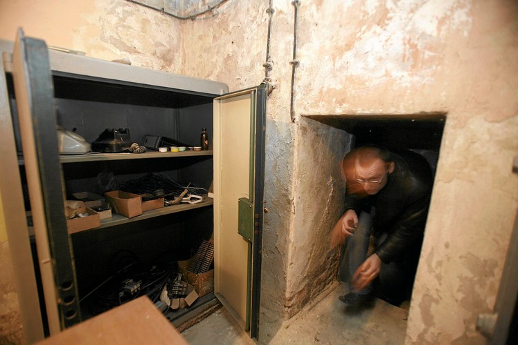 BĘDZIN. Daniel Ciszowski ze Stowarzyszenia na Rzecz Zabytków Fortyfikacji 'Pro Fortalicium' we wnętrzu schronu przeciwatomowego wybudowanego w latach 50. XX wieku pod budynkiem miejscowego liceum imienia Cypriana Kamila Norwida