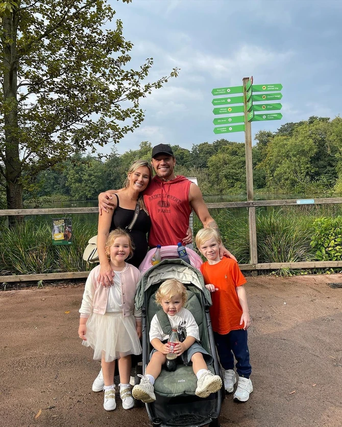 Di Devlin i Konor Mekgregor sa svoje troje dece i 4. na putu