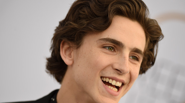 Timothée Chalamet budapesti forgatása során szívesen áll meg egy közös kép erejéig rajongóval. / Fotó: Northfoto