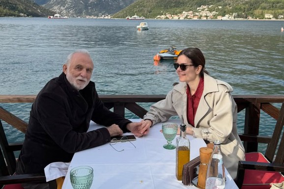 RAZMENJUJU NEŽNOST I VOZE BRODOM PO MORU Za Lazara Ristovskog i Anicu ovaj Uskrs je pun ljubavi: Objavili slike sa romantičnog putovanja