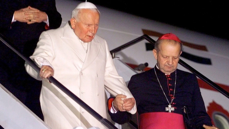 Choć św. Jana Pawła II zapamiętamy jako człowieka dynamicznego, pełnego wigoru i stale w podróży, ostatni etap jego życia naznaczony był dramatem cierpienia. Choroba Parkinsona, rak jelita grubego, komplikacje po zamachu - co tak naprawdę wiemy o schorzeniach papieża?