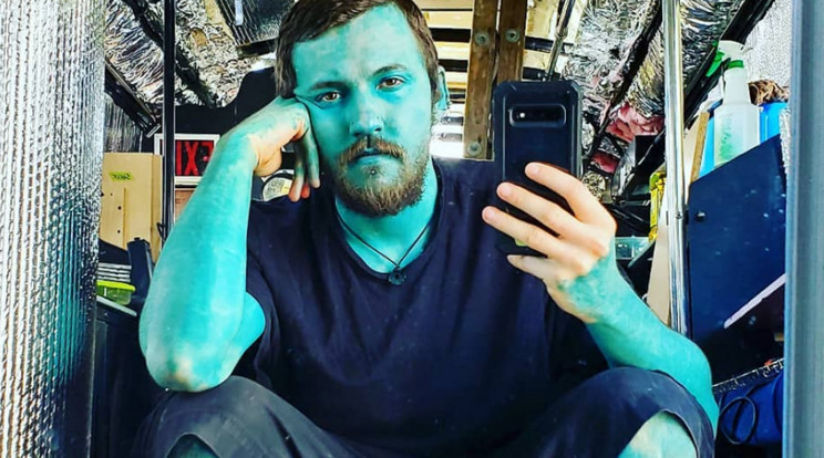 Donnie Snider halványkékre tetováltatta magát /Fotó: Instagram