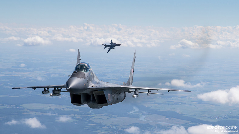 MiG-29 i Su-22 (w tle)