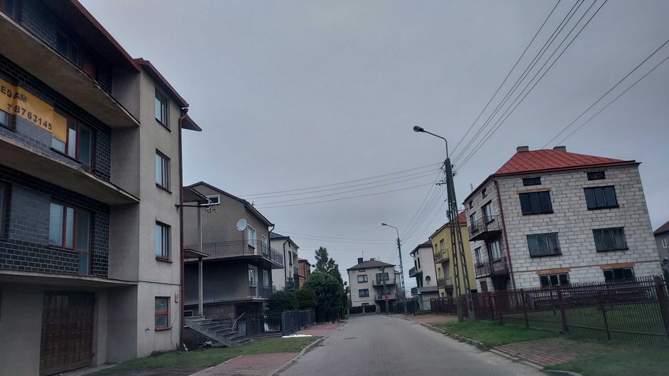 Ulica domów jednorodzinnych w Łapach
