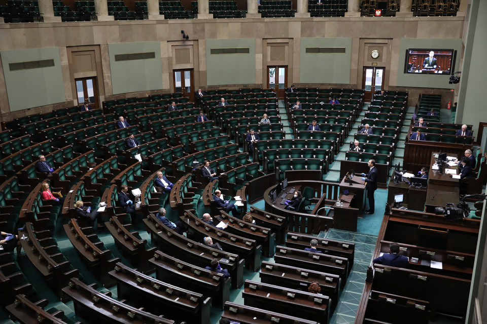 Niemal pusta sala posiedzeń Sejmu