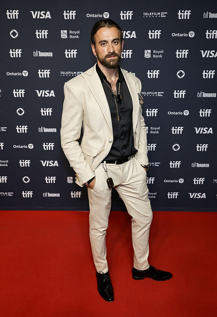 Gellért L. Kádár lehengerlő, karizmatikus stílusa egyértelműen meghódította a torontói filmfesztivál vörös szőnyegét. Világos bézs öltönyét elegánsan egy kontrasztos fekete inggel párosította, amely lazán kigombolva igazán maszkulin, ugyanakkor lezser hatást keltett.