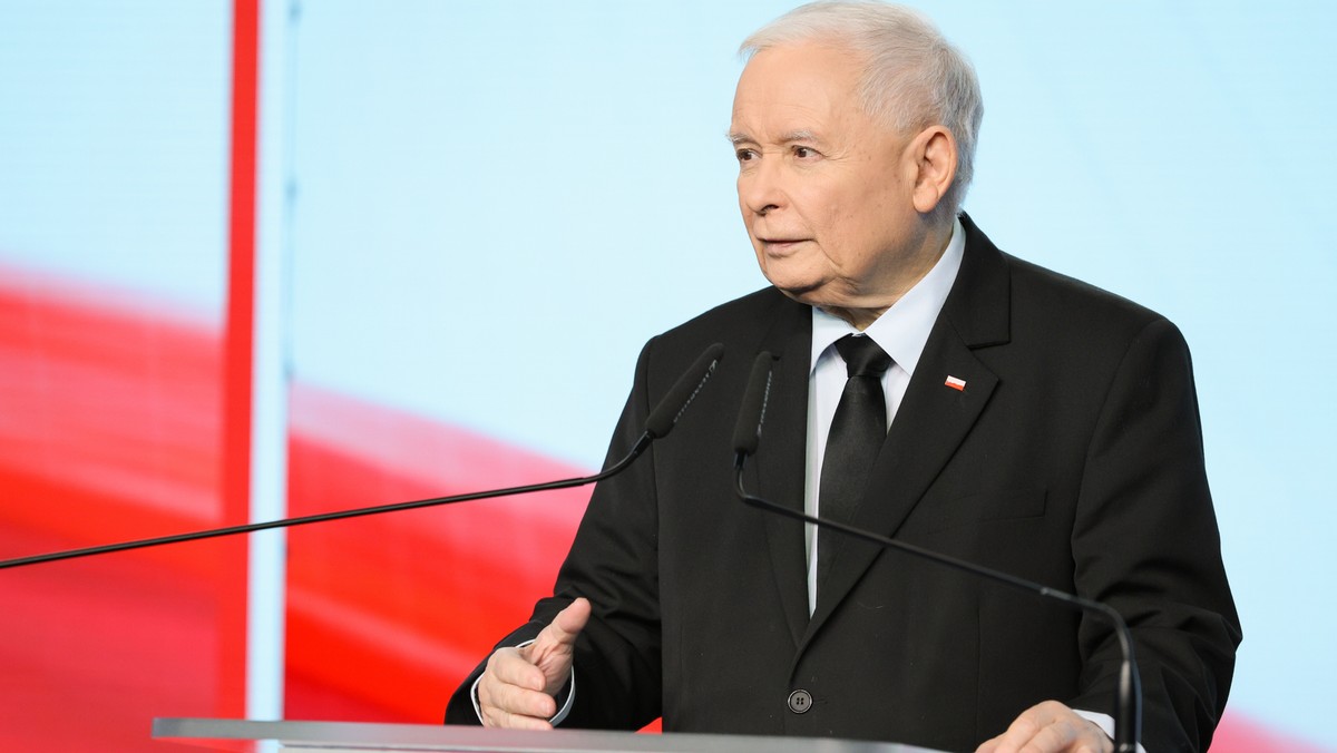 Prawo i Sprawiedliwość zyskuje poparcie w sondażu, Jarosław Kaczyński na czołowej pozycji [Źródło: Onet]
