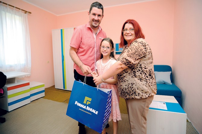 Nikola Ružičić, PR menadžer kompanije „Forma Ideale“, uručuje poklone mami Tamari i Jani