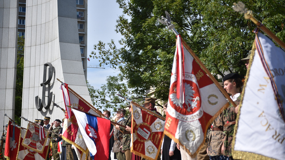 W 71. rocznicę wybuchu powstania warszawskiego, punktualnie o godz.17 - w hołdzie powstańcom - w Warszawie zawyły syreny. Na minutę na ulicach przystanęli przechodnie, zatrzymały się samochody, tramwaje, autobusy.