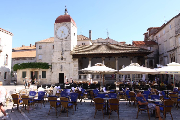 Urokliwe zakątki miasteczka Trogir leżącego na Wybrzeżu Makarskim na Chorwacji.