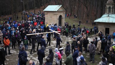 Katechetka na L4 niosła krzyż w procesji, zainteresował się nią ZUS. Finał sprawy