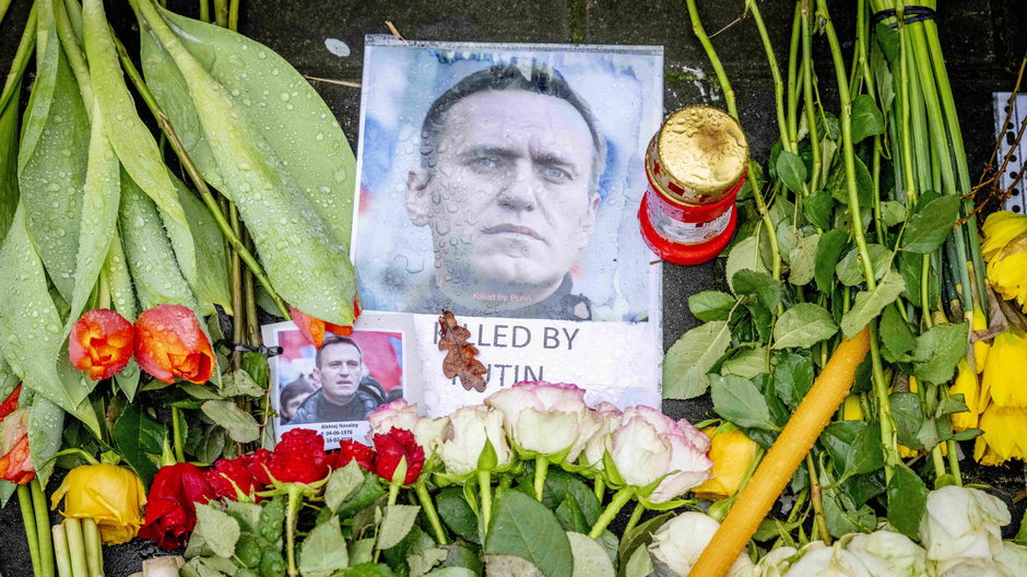 Upamiętnienie Aleksieja Nawalnego przed rosyjską ambasadą w Hadze, 22.02.2024