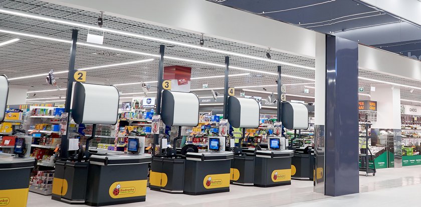 Biedronka, Lidl i Auchan będą czynne najdłużej. Krócej Carrefour czy Dino. Oczywiście, są też Żabki! [TAK PRACUJĄ MARKETY W SYLWESTRA]