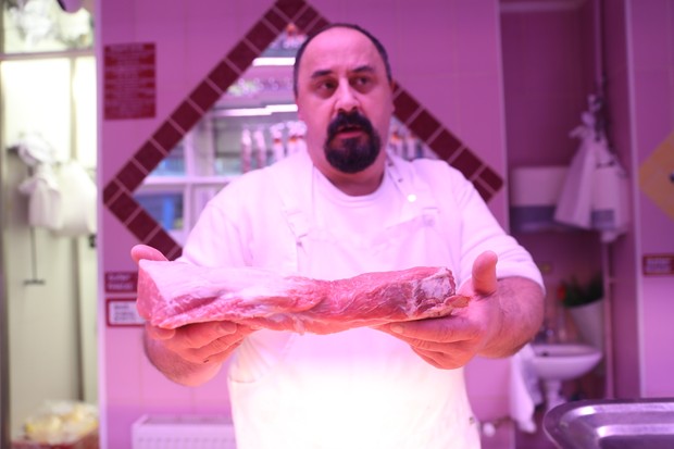 Jasinka Attila szívesen kínálja a gyönyörű karajt, de inkább csirkét keresnek nála./Fotó:Isza Ferenc