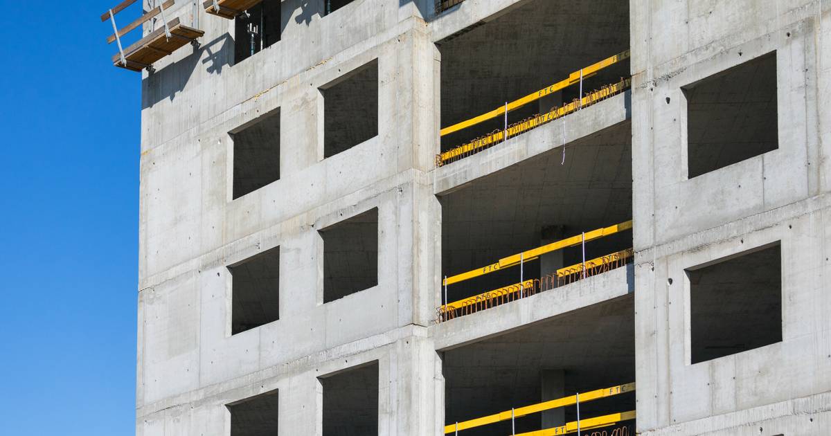 Postawił blok tuż obok domu jednorodzinnego. Rodzina walczy w sądzie