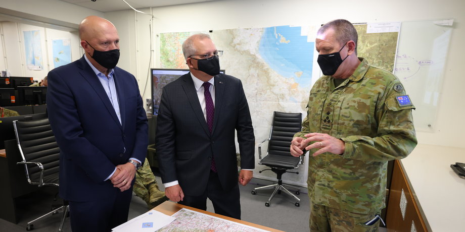 Od lewej: minister obrony  Australii Peter Dutton, premier Scott Morrison i brygadier Michael Say. Australia, Brisbane, 28 lutego 2022 r.