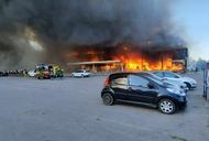 Rosyjskie rakiety uderzyły w zatłoczone centrum handlowe w Krzemieńczuku, mieście w środkowej Ukrainie nad brzegiem Dniepru.