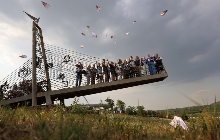 Lokalni stanovnici obeležavaju 10. godišnjicu pada malezijskog aviona na letu MH17 2014, u Donjecku 17. jula 2024.