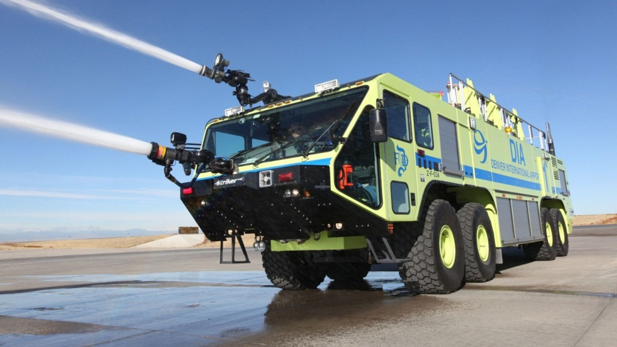 OSHKOSH Striker 4500