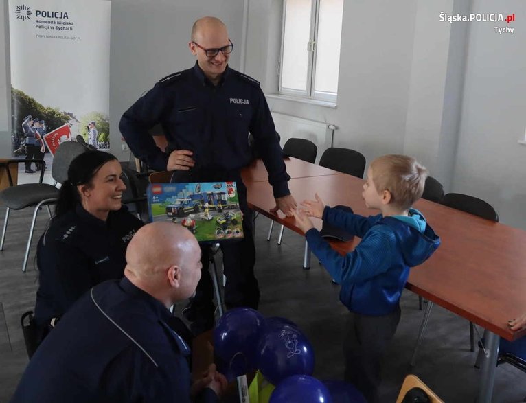 Dzień pełen wrażeń. 7-letni Fabian gościł na tyskiej komendzie - 10.2022 - autor: KMP Tychy