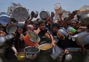 Palestinci se guraju da dobiju hranu u Gaza Sitiju, Pojas Gaze - 26. jul 2025.