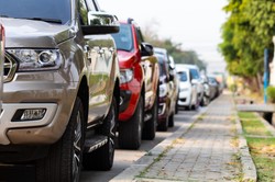 To miasto wzięło na celownik użytkowników SUV-ów. Bo są duże, trują i śmierdzą