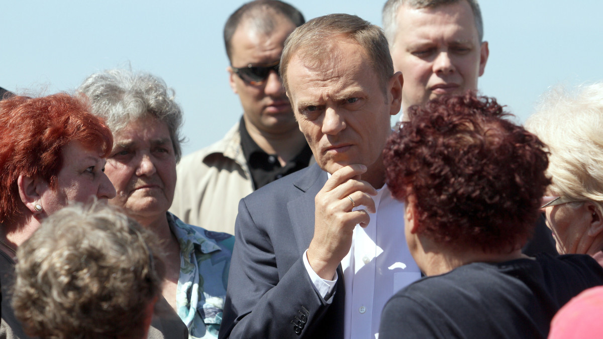 Premier Donald Tusk przyjechał dzisiaj po południu do Bierunia, gdzie spotka się z przedstawicielami władz miasta, szefami miejscowych ochotniczych straży pożarnych oraz strażakami, którzy brali udział w akcji po ubiegłorocznej powodzi.