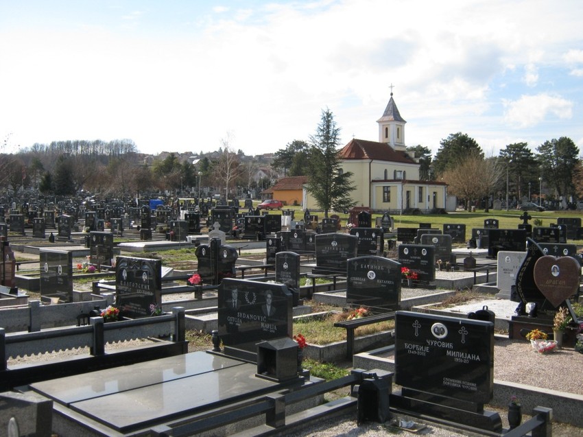 Na Zadušnice, kao dan sećanja na mrtve, porodice izlaze na groblje