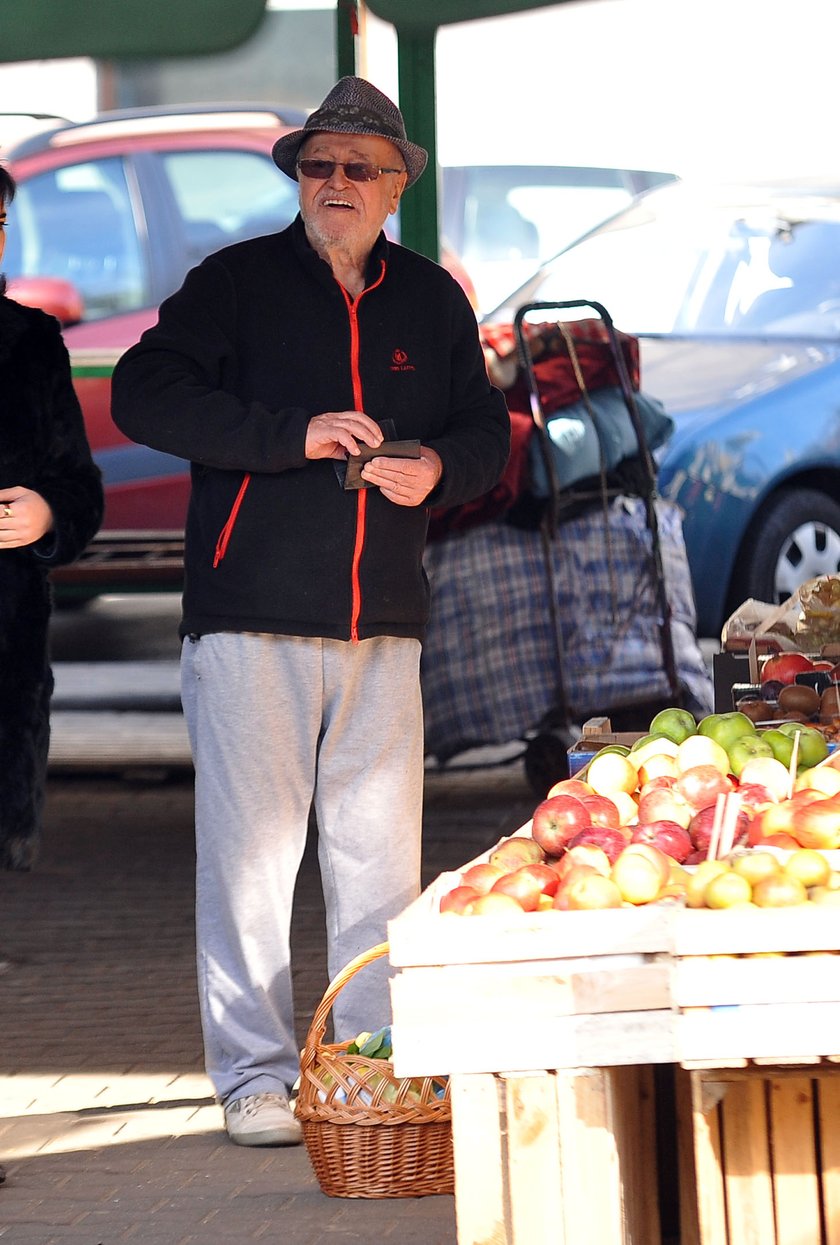 Jan Nowicki na bazarku w Krakowie