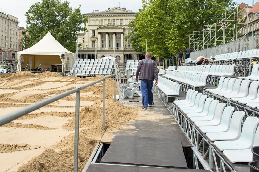 Plac Wolności zmienia się w arenę siatkówki plażowej